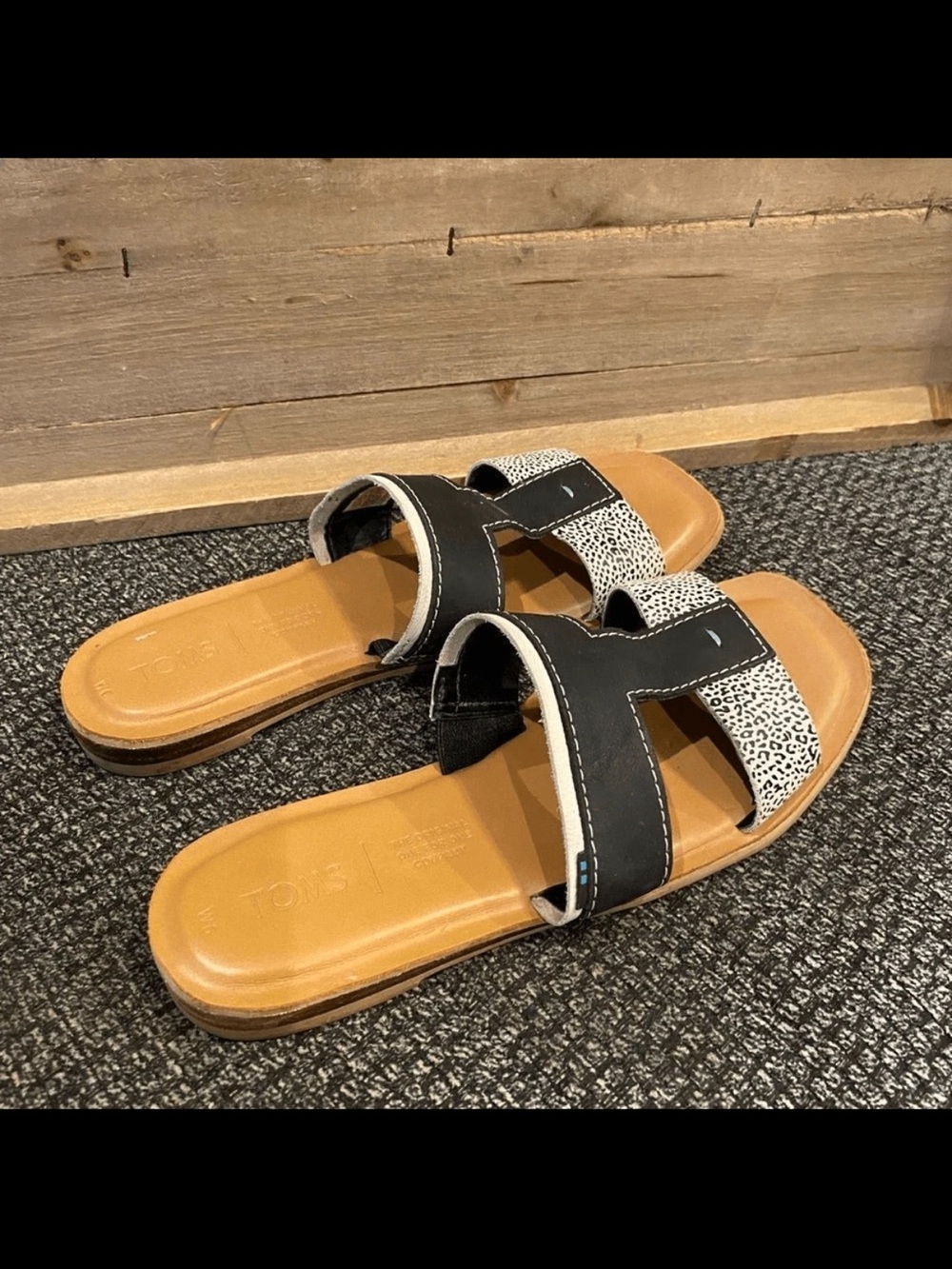 ✅TOMS Black & White Slide Sandals for Women - Picture 3 of 5